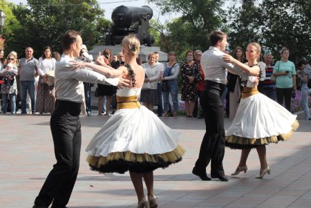 На Думской площади торжественно подняли флаг Одессы в честь Дня города (фото, видео)
