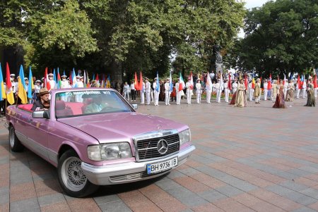 На Думской площади торжественно подняли флаг Одессы в честь Дня города (фото, видео)