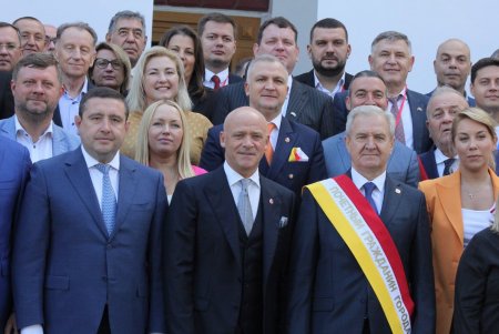 На Думской площади торжественно подняли флаг Одессы в честь Дня города (фото, видео)