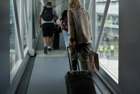 С помощью телескопического трапа в Одесском аэропорту впервые доставили пассажиров из самолета прямо в терминал (фото)