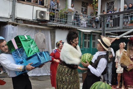 В одесском дворике на Молдаванке отметили «День рождения Мамы» (фото)