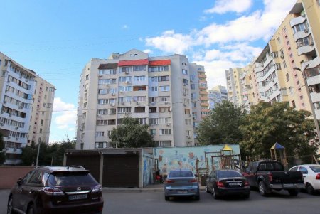 Ухоженные высотки и опрятные дворы улицы Нищинского (фоторепортаж)