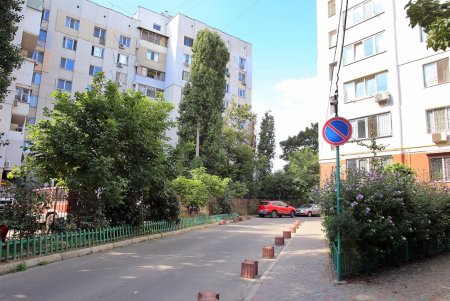 Ухоженные высотки и опрятные дворы улицы Нищинского (фоторепортаж)