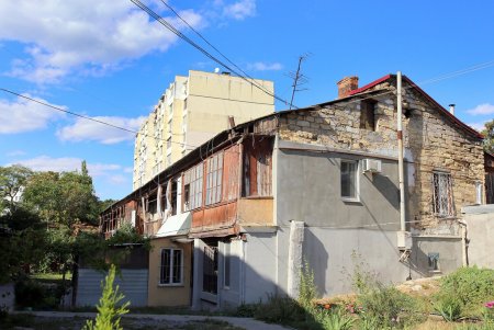Ухоженные высотки и опрятные дворы улицы Нищинского (фоторепортаж)