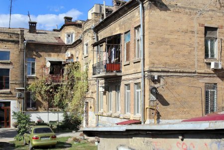 Ухоженные высотки и опрятные дворы улицы Нищинского (фоторепортаж)