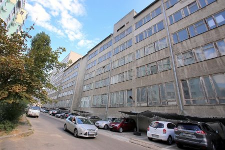 Ухоженные высотки и опрятные дворы улицы Нищинского (фоторепортаж)