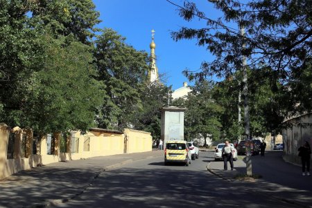Ухоженные высотки и опрятные дворы улицы Нищинского (фоторепортаж)