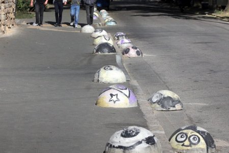 Ухоженные высотки и опрятные дворы улицы Нищинского (фоторепортаж)