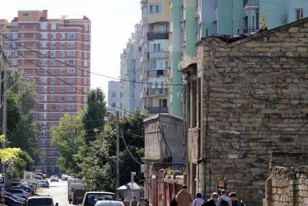 Ухоженные высотки и опрятные дворы улицы Нищинского (фоторепортаж)