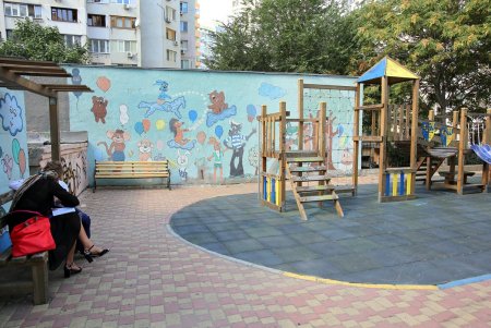 Ухоженные высотки и опрятные дворы улицы Нищинского (фоторепортаж)