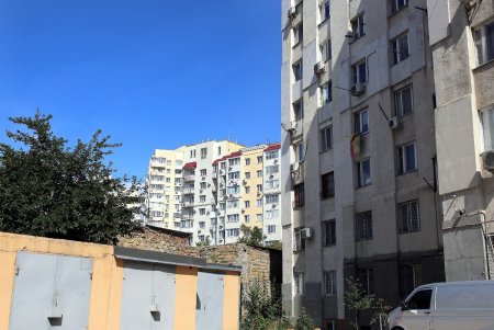 Ухоженные высотки и опрятные дворы улицы Нищинского (фоторепортаж)