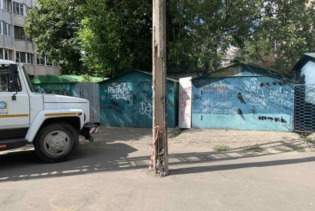 Аварийные опоры наружного освещения заменили на Таирова (фото)