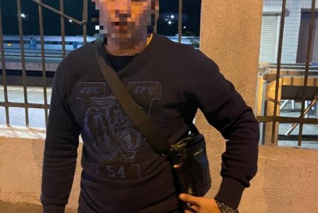 В разных районах города за ночь патрульные выявили шестерых человек с наркотиками (фото)