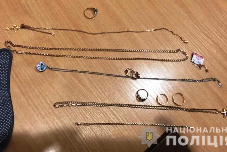 Двое домушников срезали с окна решетку и похитили технику с драгоценностями из квартиры на Таирова (фото, видео)