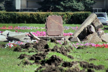 Сквер возле ОГА реконструируют в мемориальный комплекс (фоторепортаж)