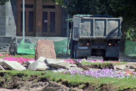Сквер возле ОГА реконструируют в мемориальный комплекс (фоторепортаж)