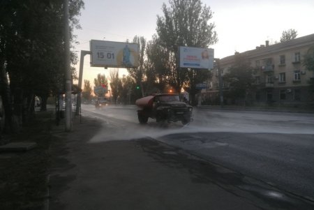Во всех районах Одессы коммунальщики мыли остановки, очищали ливневки и ремонтировали тротуары