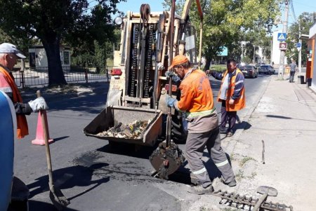 Во всех районах Одессы коммунальщики мыли остановки, очищали ливневки и ремонтировали тротуары