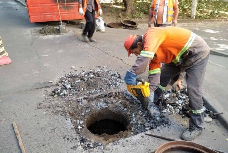 Во всех районах Одессы коммунальщики мыли остановки, очищали ливневки и ремонтировали тротуары