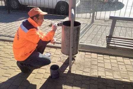 Во всех районах Одессы коммунальщики мыли остановки, очищали ливневки и ремонтировали тротуары
