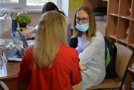 Сегодня сотрудники образовательной сферы Суворовского района вакцинируются от коронавируса в школе № 13 (фото)
