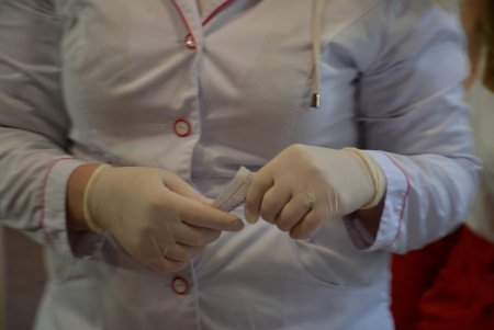 В школе № 13 сотрудников образовательной сферы Суворовского района прививают от COVID-19 (фоторепортаж)