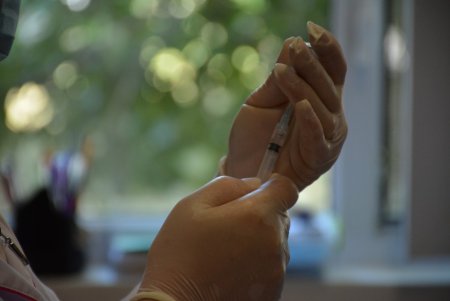 В школе № 13 сотрудников образовательной сферы Суворовского района прививают от COVID-19 (фоторепортаж)
