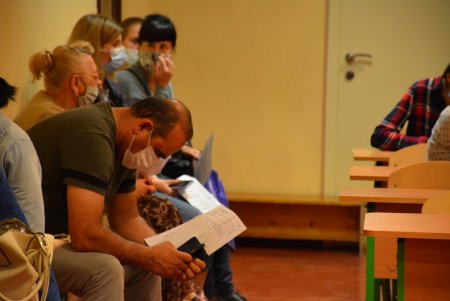 В школе № 13 сотрудников образовательной сферы Суворовского района прививают от COVID-19 (фоторепортаж)