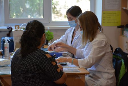 В школе № 13 сотрудников образовательной сферы Суворовского района прививают от COVID-19 (фоторепортаж)