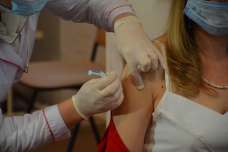 В школе № 13 сотрудников образовательной сферы Суворовского района прививают от COVID-19 (фоторепортаж)