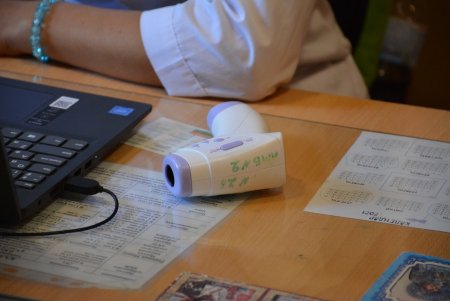 В школе № 13 сотрудников образовательной сферы Суворовского района прививают от COVID-19 (фоторепортаж)