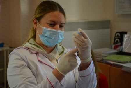 В школе № 13 сотрудников образовательной сферы Суворовского района прививают от COVID-19 (фоторепортаж)
