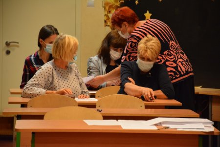 В школе № 13 сотрудников образовательной сферы Суворовского района прививают от COVID-19 (фоторепортаж)