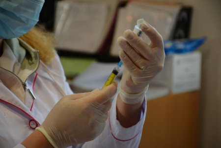 В школе № 13 сотрудников образовательной сферы Суворовского района прививают от COVID-19 (фоторепортаж)