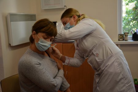 В школе № 13 сотрудников образовательной сферы Суворовского района прививают от COVID-19 (фоторепортаж)
