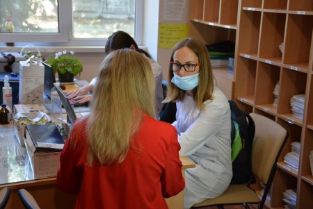 В школе № 13 сотрудников образовательной сферы Суворовского района прививают от COVID-19 (фоторепортаж)