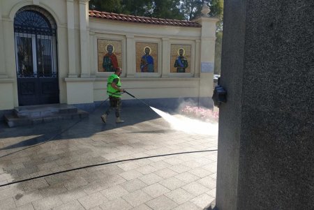 В Суворовском районе коммунальщики очистили памятники и бювет