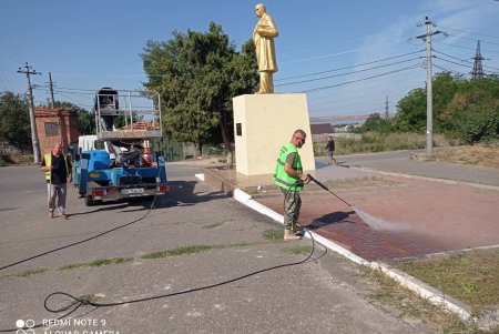 В Суворовском районе коммунальщики очистили памятники и бювет