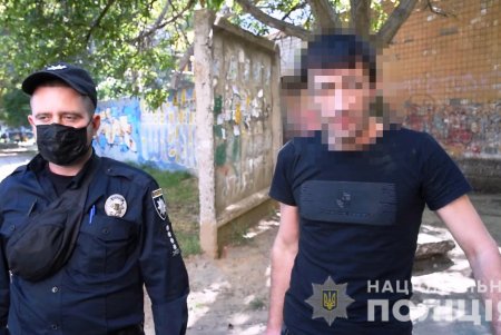 На Таирова воры за несколько минут обокрали два автомобиля (фото, видео)