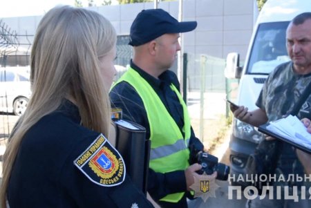 На Таирова воры за несколько минут обокрали два автомобиля (фото, видео)