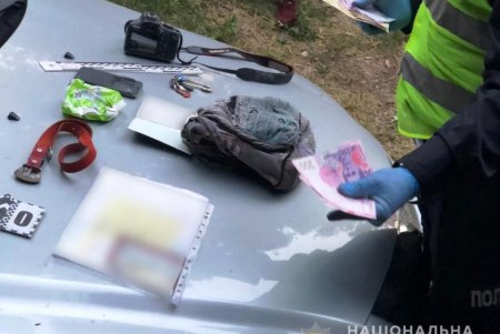 На Таирова воры за несколько минут обокрали два автомобиля (фото, видео)