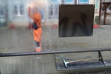 Вандалы изуродовали надписями остановку и лестницу на пляже в центре города