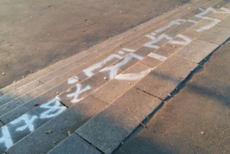 Вандалы изуродовали надписями остановку и лестницу на пляже в центре города