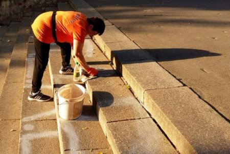 Вандалы изуродовали надписями остановку и лестницу на пляже в центре города