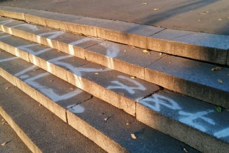 Вандалы изуродовали надписями остановку и лестницу на пляже в центре города