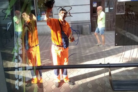 Вандалы изуродовали надписями остановку и лестницу на пляже в центре города