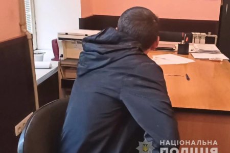 На Итальянском бульваре двое мужчин ограбили прохожую: за свою свободу полицейским предложили 100 долларов (фото, видео)