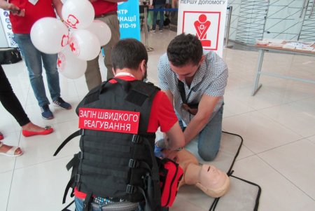 В одном из торговых центров одесситов обучали оказанию первичной медицинской помощи в экстренных ситуациях (фото)