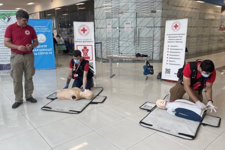 В одном из торговых центров одесситов обучали оказанию первичной медицинской помощи в экстренных ситуациях (фото)