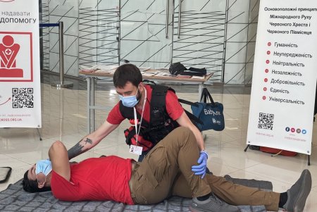 В одном из торговых центров одесситов обучали оказанию первичной медицинской помощи в экстренных ситуациях (фото)